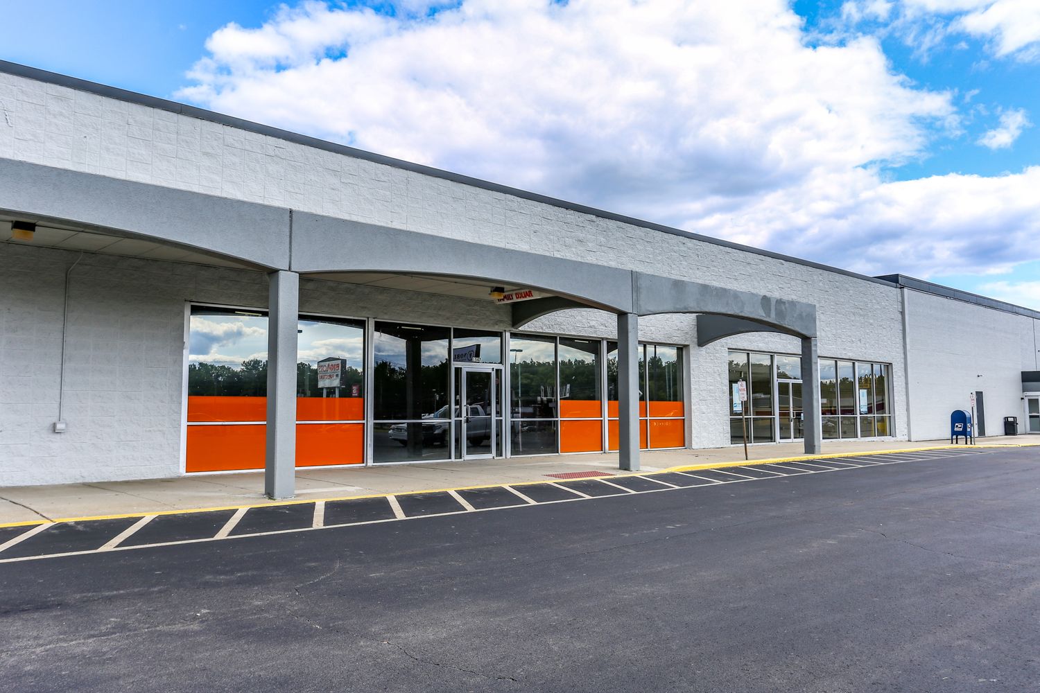 SOUTH WESTERN AVENUE CENTER: 1535 S Western Ave, Marion, IN 46953